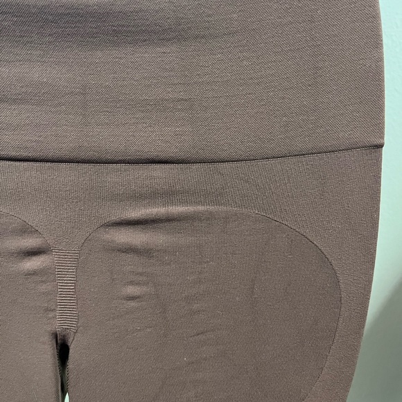 SKIMS - SEAMLESS SCULPT MID THIGH SHORT - Picture 5 of 6